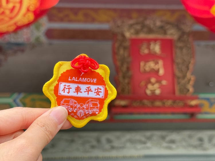 圖說、有拜有保庇!Lalamove 首度攜手桃園護國宮,聯名推出「行車平安符」守護司機夥伴配送之路