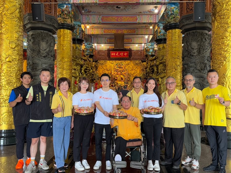 圖說、Lalamove與桃園護國宮太子廟聯名合作,台灣總經理丁彥宇與護國宮住持法道心師父共同為平安符進行祈福過火儀式