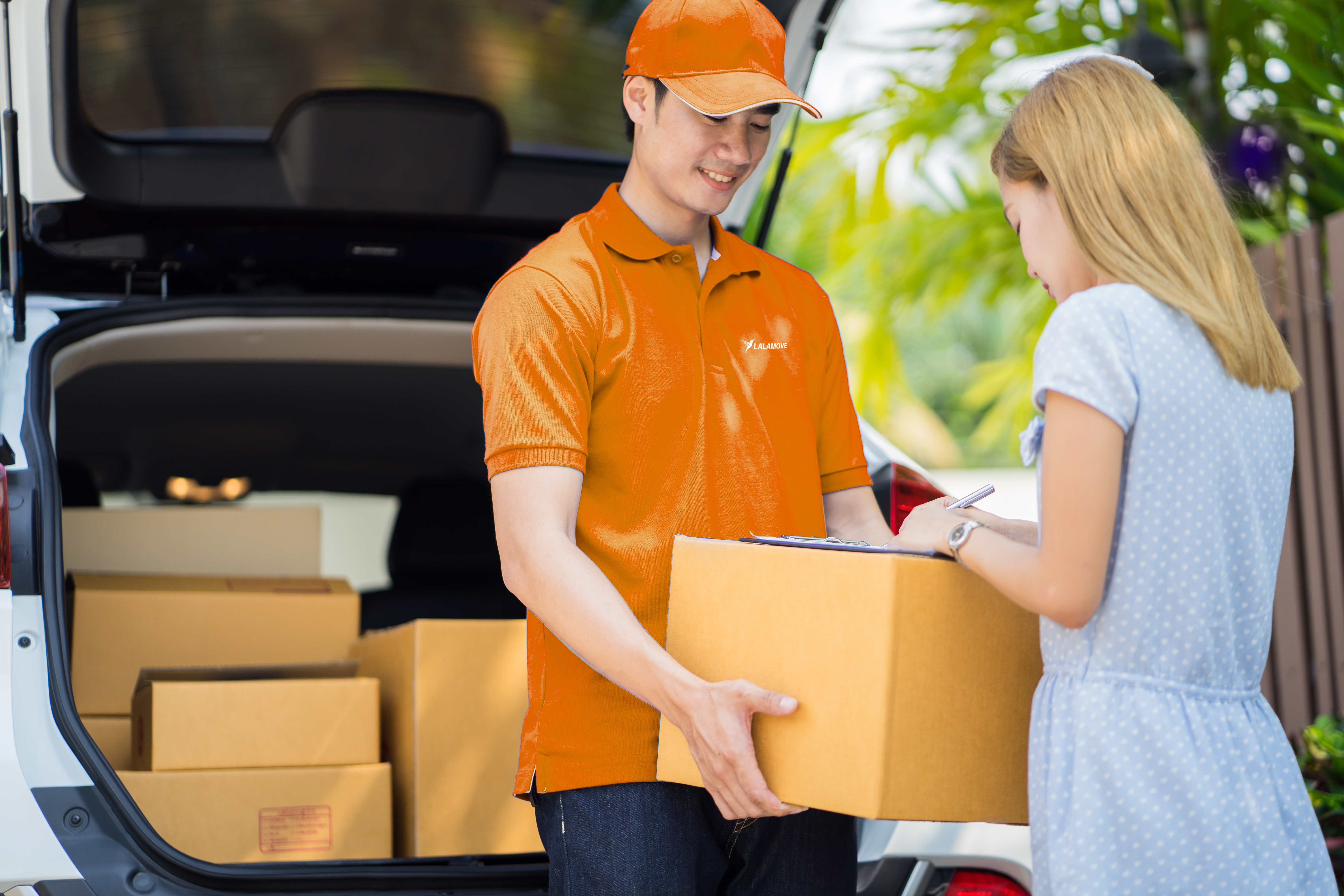 20170913 man deliver boxes to door