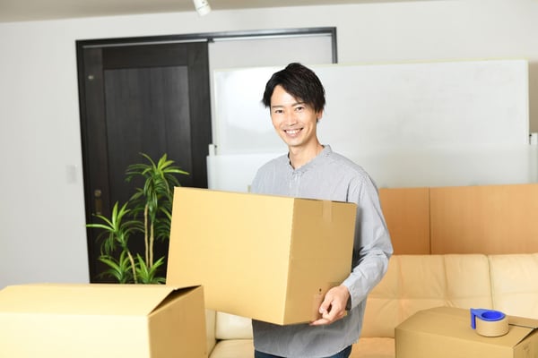 セルフ引っ越しをしている日本人男性の様子