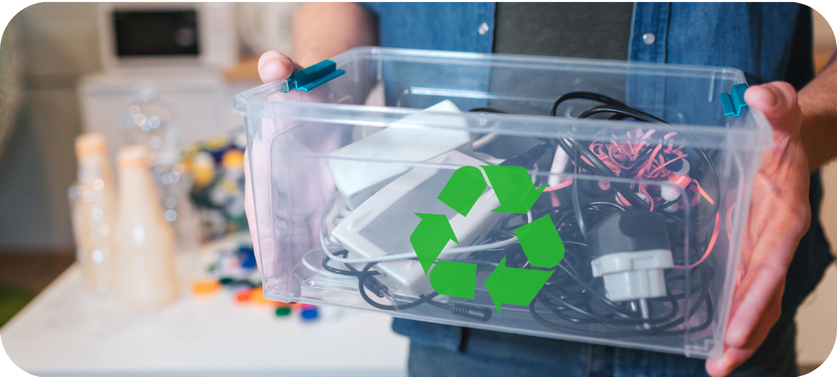 Foto de uma pessoa segurando uma caixa com lixo eletrônico para reciclagem