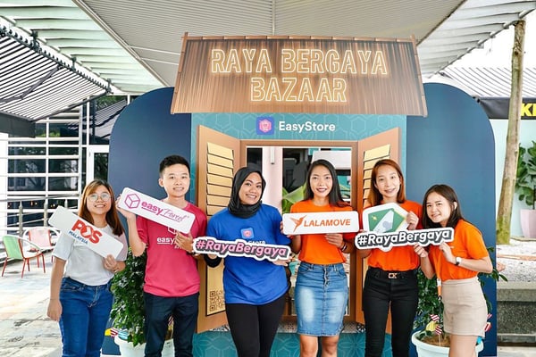 A group picture of representatives from Lalamove, EasyStore and Pos Malaysia in conjunction with Raya Bergaya Bazaar-1
