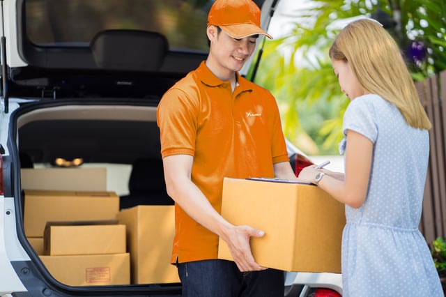 20170913 man deliver boxes to door_s.png