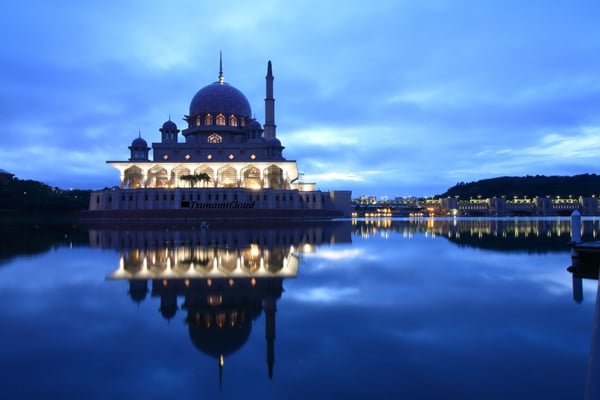 Blue hour image of Putra Mosque