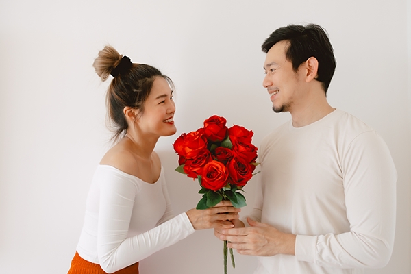 Couples receiving flowers from 50Gram delivered by Lalamove