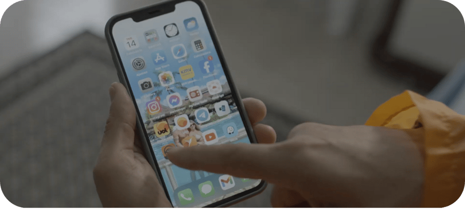 Foto de uma pessoa acessando o app Entregador Lalamove ao lado de outros apps como Waze