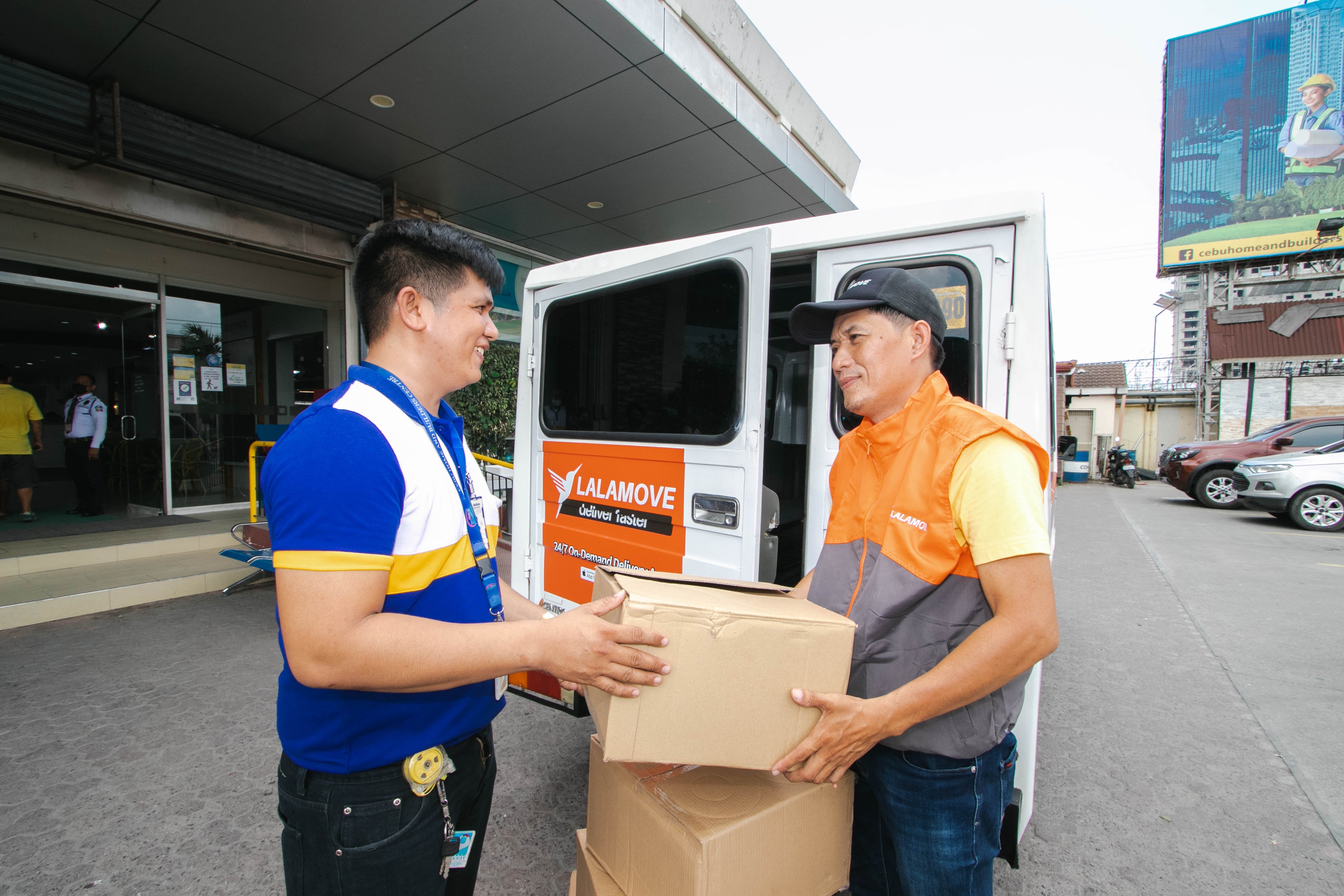 Business owner-receives-delivery-package-from-Lalamove-truck-driver-L300