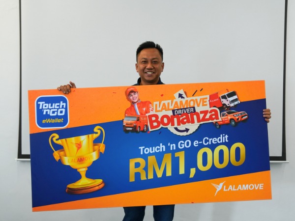 Hakim, a Large Van 9-ft Driver, wins RM1000 Touch n Go e-Wallet credits for Lalamove Driver Bonanza.-1