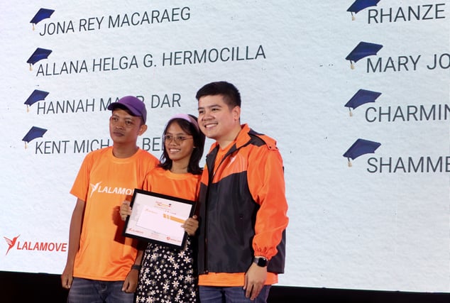 Lalamove-BiyahEdukasyon-awardee-Fredinel-Lopez-receives-award-with-Djon-Nacario