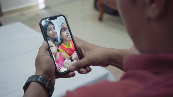 Izwan membuat panggilan video bersama isteri dan anak-anaknya