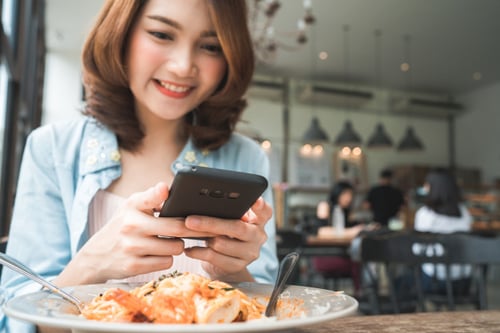 female-blogger-photographing-lunch-restaurant-with-her-phone_7861-1016