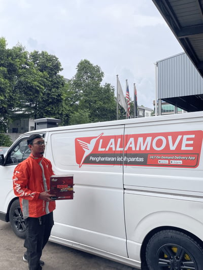 Lalamove delivery partner fulfilling a delivery of battery for Seng Li