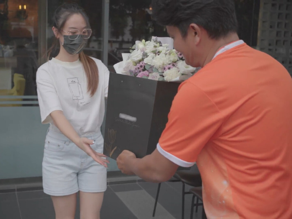 Lalamove driver partner delivers 50Gram flowers at the drop-off location during Valentines Day