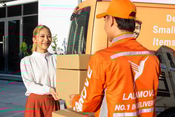 Lalamove driver with customer