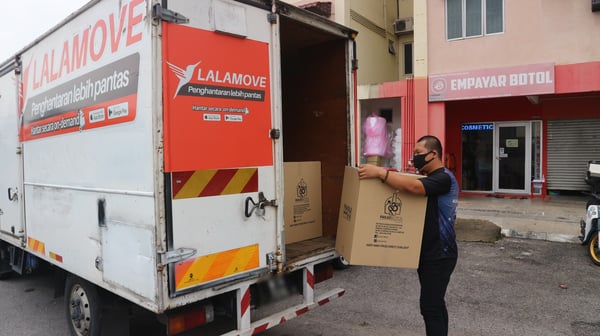Lalamove lorry delivery partner getting ready for a long-haul delivery