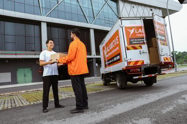 Lalamove lorry driver with customer