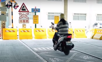 Lalamove_機車考照_鐵路平交道