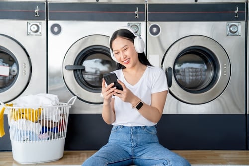 MESIN CUCI LAUNDRY HEADPHONE MENDENGARKAN MUSIK HANDPHONE