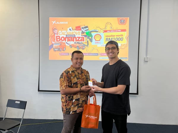 MUHAMMAD HENDRA SUSANTO BIN HARIS, pemandu Lori 1 ton 10-kaki, memenangi hadiah utama baucar minyak Shell RM1000