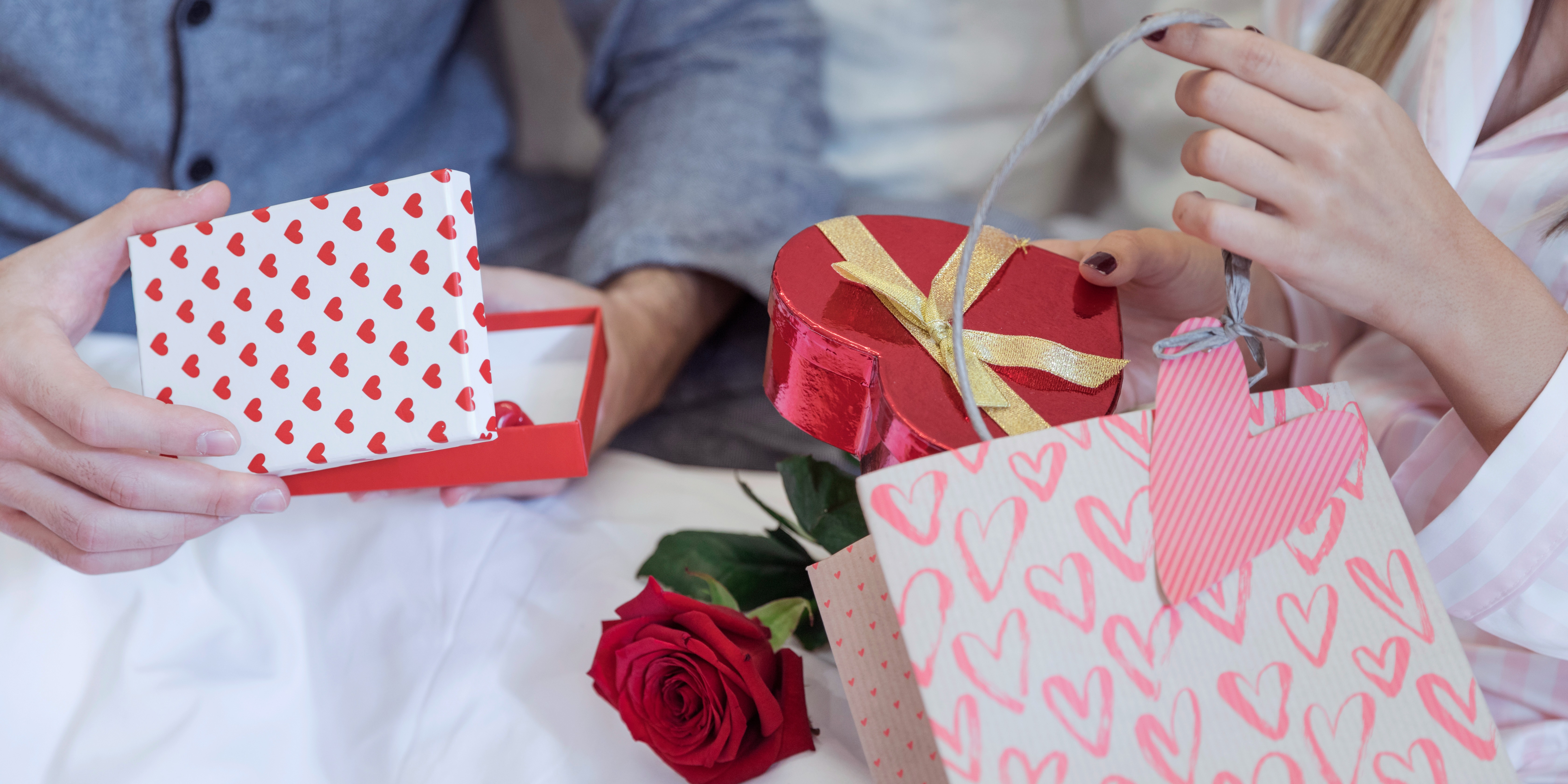 Makin Romantis! 9 Ide Kado Valentine’s Day untuk Pasangan LDR