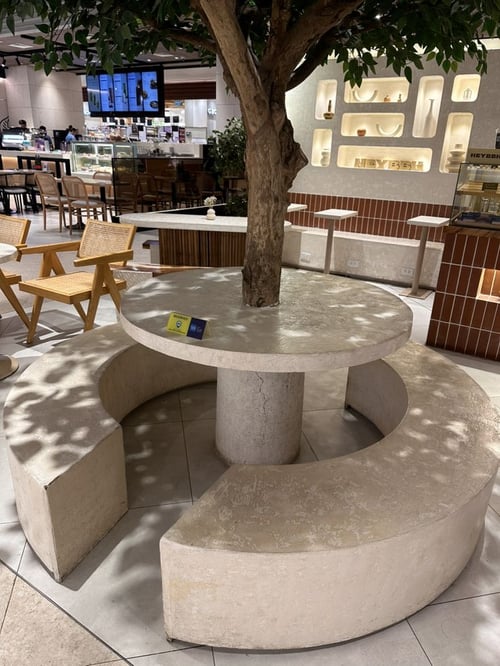 Meja Cafe di Bawah Pohon