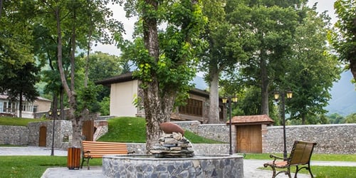 Model Rumah Batu Alam Sederhana dengan Batu Candi
