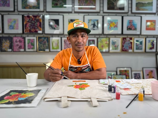 Muzaisyam mencanting batik