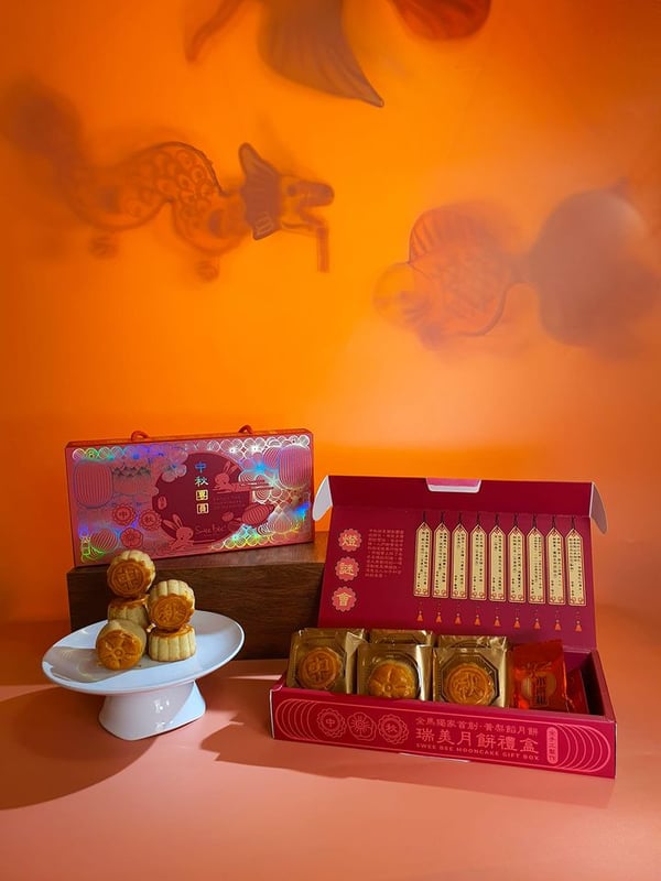 Oriental Pavillion red mooncake gift box