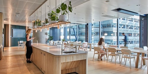 Pantry Kantor dengan Banyak Aksen Kayu