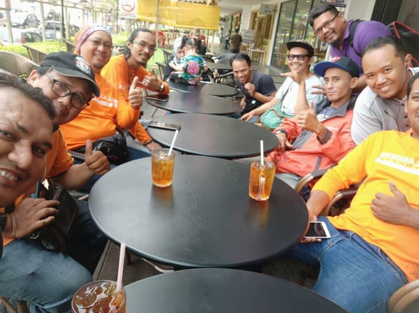 Santai dengan rakan penghantar Lalamove-1