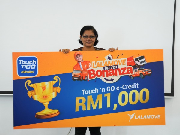 Savithri Govindan, a Small Lorry 10-ft Driver, wins RM1000 Touch n Go e-Wallet credits for Lalamove Driver Bonanza.-1
