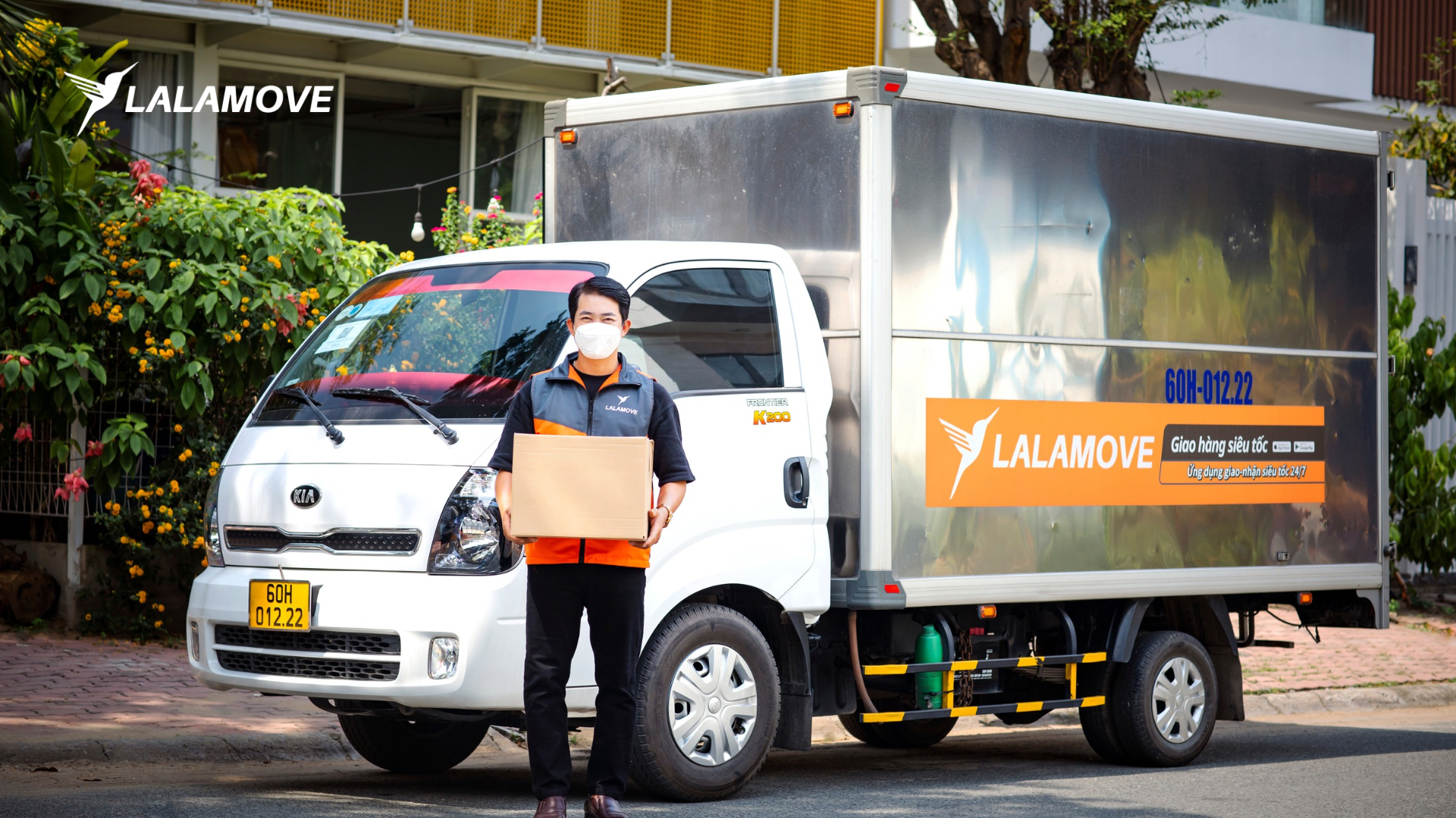 Đội ngũ tài xế chuyên nghiệp của Lalamove giao hàng cho khách hàng