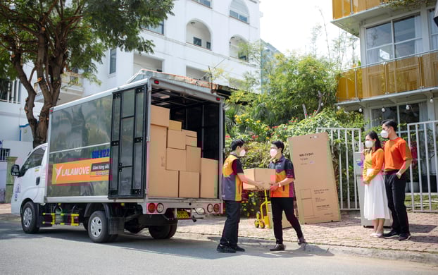 Nhân viên Lalamove hỗ trợ khách hàng bốc dỡ hàng hóa