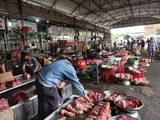 Thịt ở chợ Hóc Môn