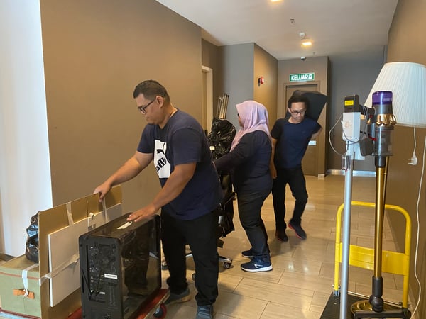 ain bersama adik-beradiknya yang membantu sebagai pembantu semasa memindahkan barang pelanggan
