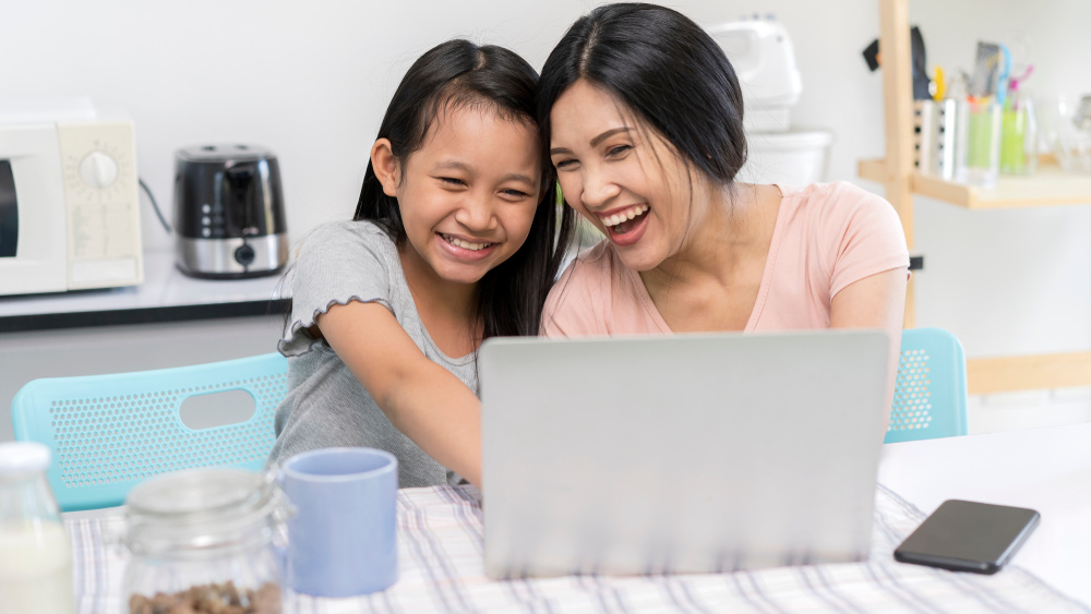 asian-mom-laughing-with-daughter