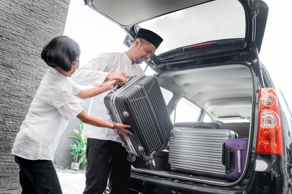 ayah bawa masuk luggage dalam kereta untuk balik kampung