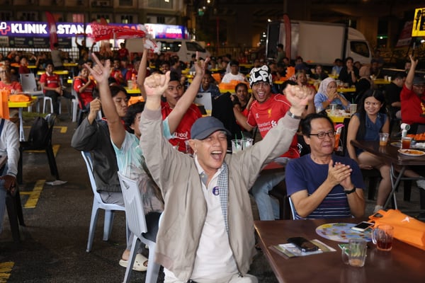 cheering fans