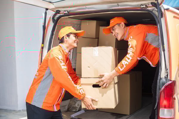 driver lalamove angkat barang keluar dari van