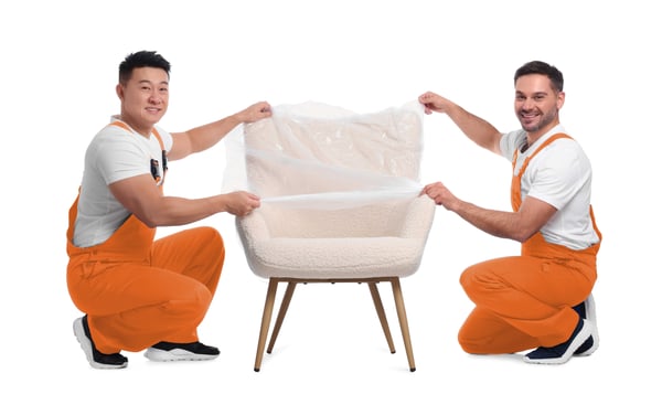 dua orang rakan penghantar lalamove membalut sofa kecil dengan plastik untuk keselamatan