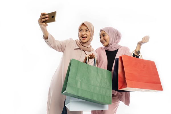dua orang wanita ambil selfie selepas shopping untuk hari raya