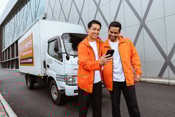 dua rakan pemandu Lalamove melihat telefon
