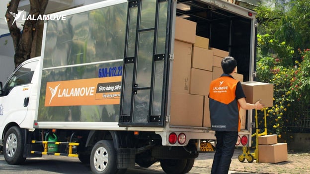 Bốc xếp hàng hoá tại Lalamove