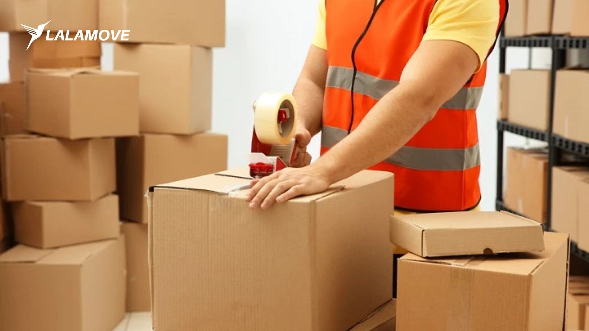 Đội ngũ nhân viên Lalamove đóng gói hàng hoá cẩn thận