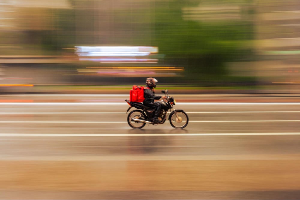 バイク便で書類を運ぶ