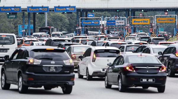 jalan raya sesak di tol kerana orang balik kampung untuk hari raya