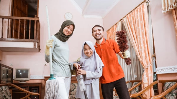 keluarga bersihkan rumah