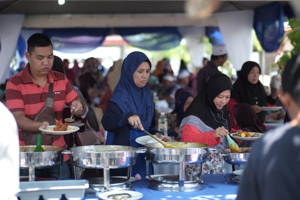 kenduri melayu tetamu mengambil makanan