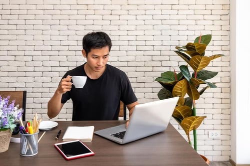 kerja man working cafe laptop