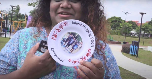 lalamove driver nava shows a photo of her langkawi trip with my family that was supported by her being a lalamove driver